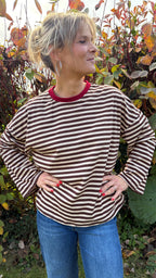 Marinière oversize chocolat et écru – Col bordeaux