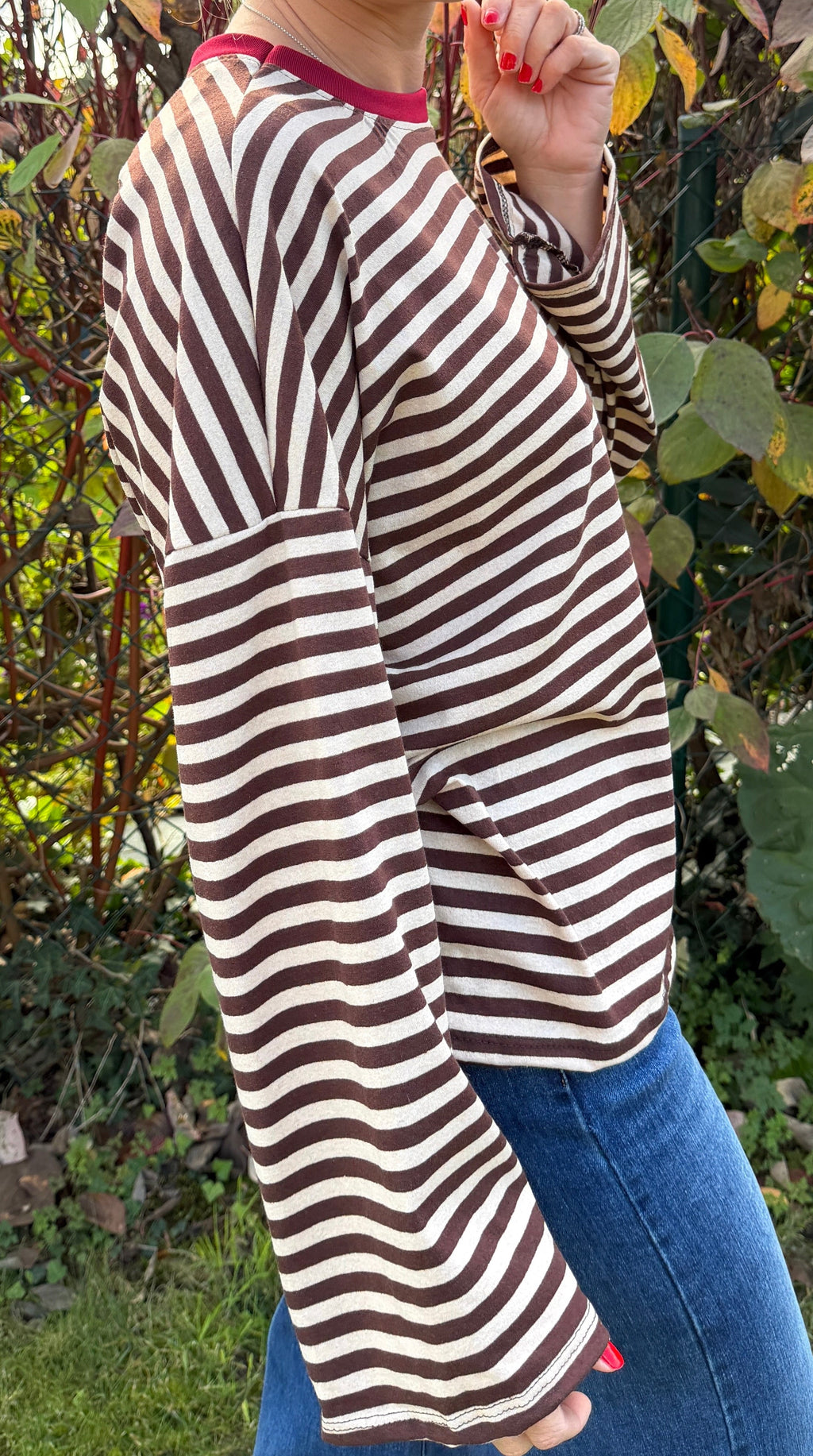 Marinière oversize chocolat et écru – Col bordeaux