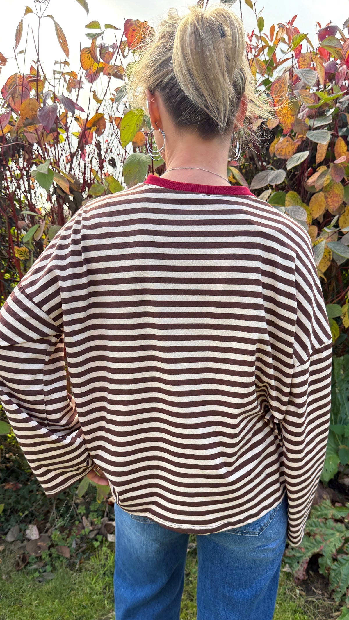 Marinière oversize chocolat et écru – Col bordeaux