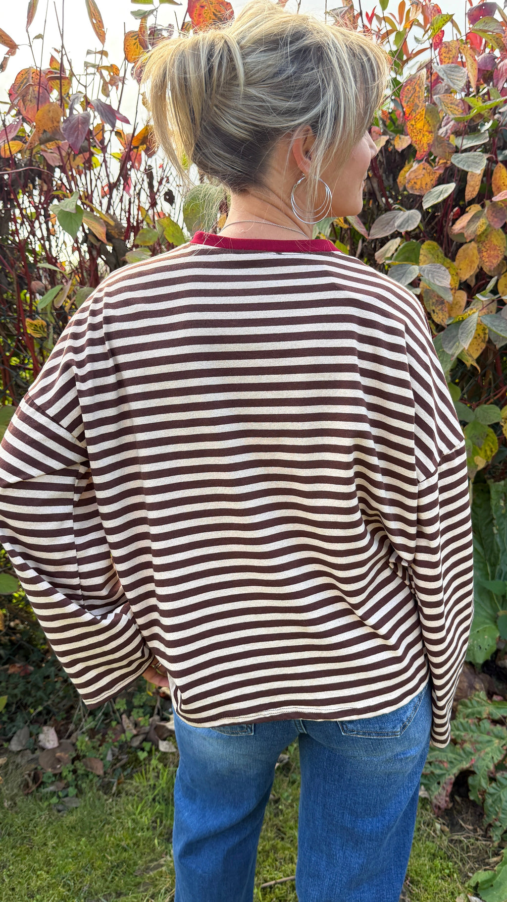Marinière oversize chocolat et écru – Col bordeaux