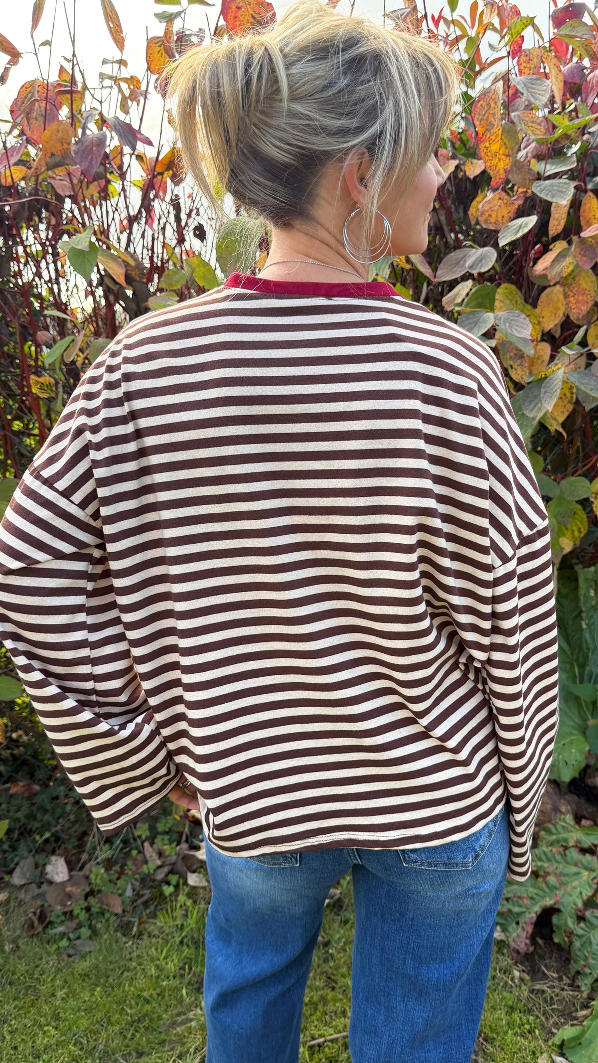Marinière oversize chocolat et écru – Col bordeaux