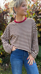 Marinière oversize chocolat et écru – Col bordeaux