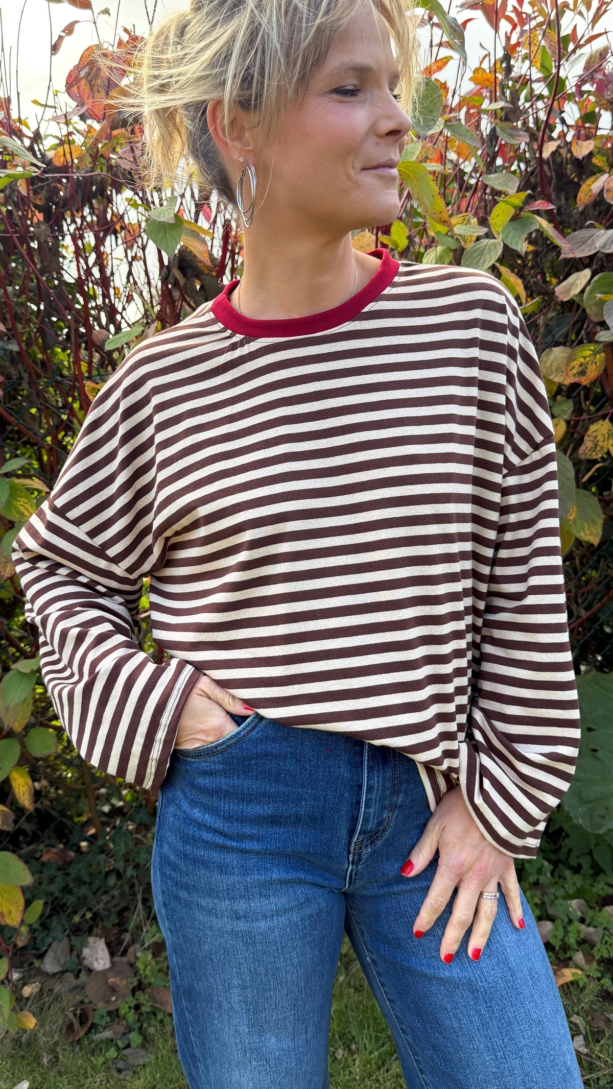 Marinière oversize chocolat et écru – Col bordeaux