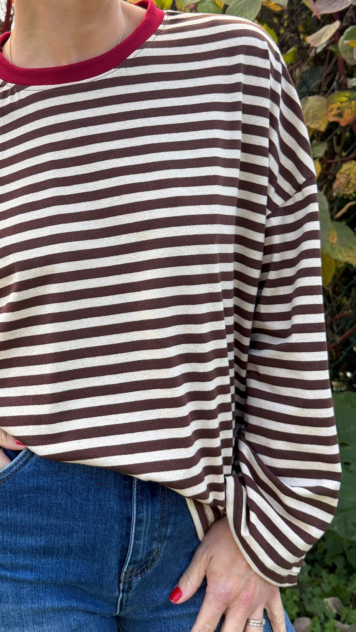 Marinière oversize chocolat et écru – Col bordeaux