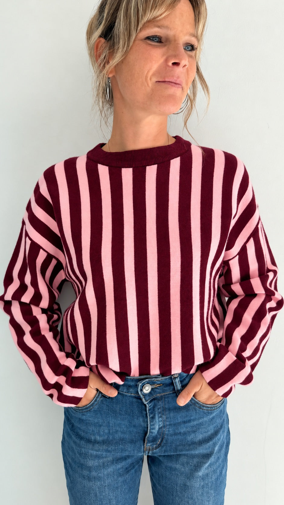 Pull en maille rayée rose et bordeaux
