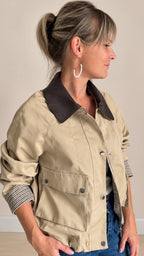 Bomber beige avec col chocolat et détails carreaux