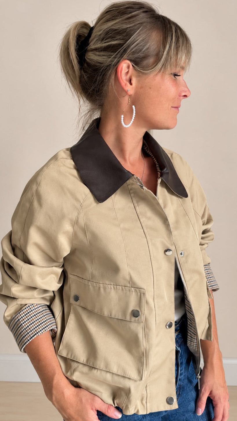 Bomber beige avec col chocolat et détails carreaux