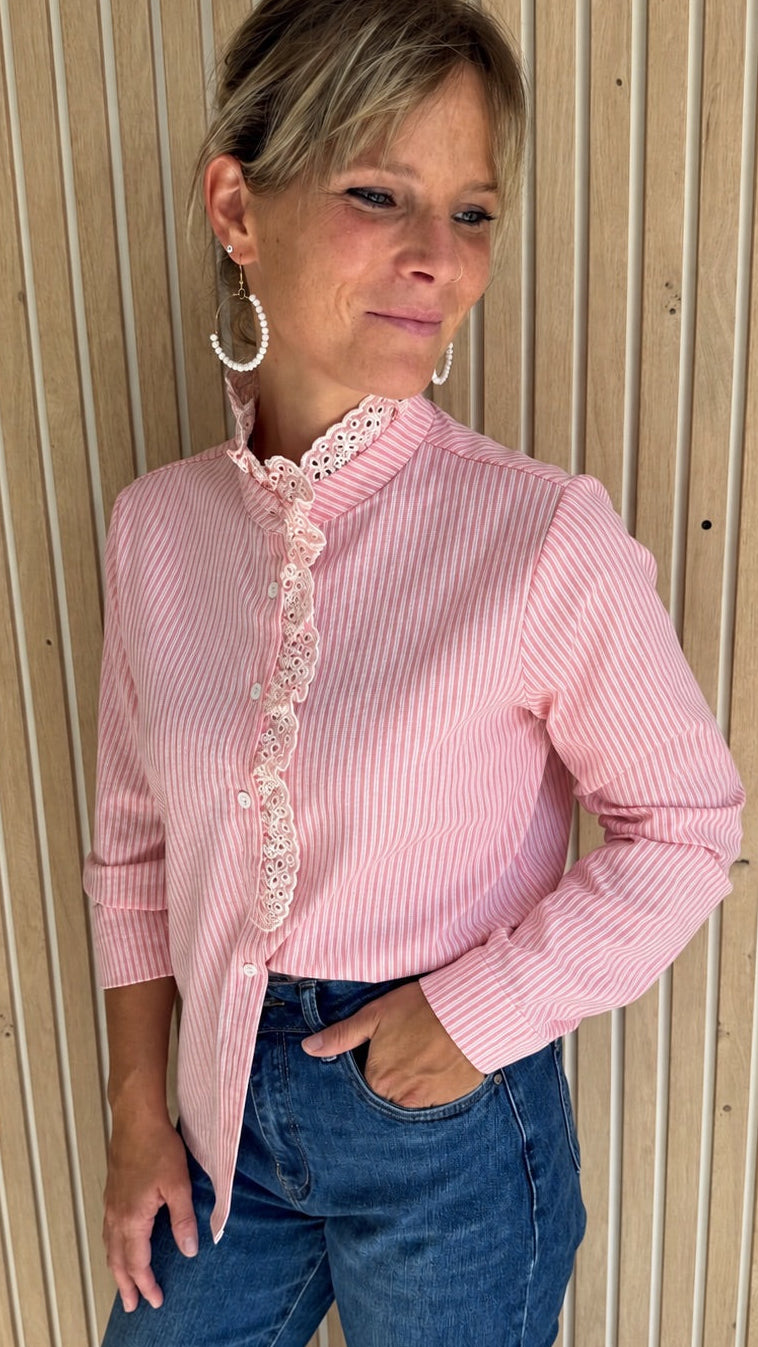 Chemise romantique rayée rose à broderie anglaise