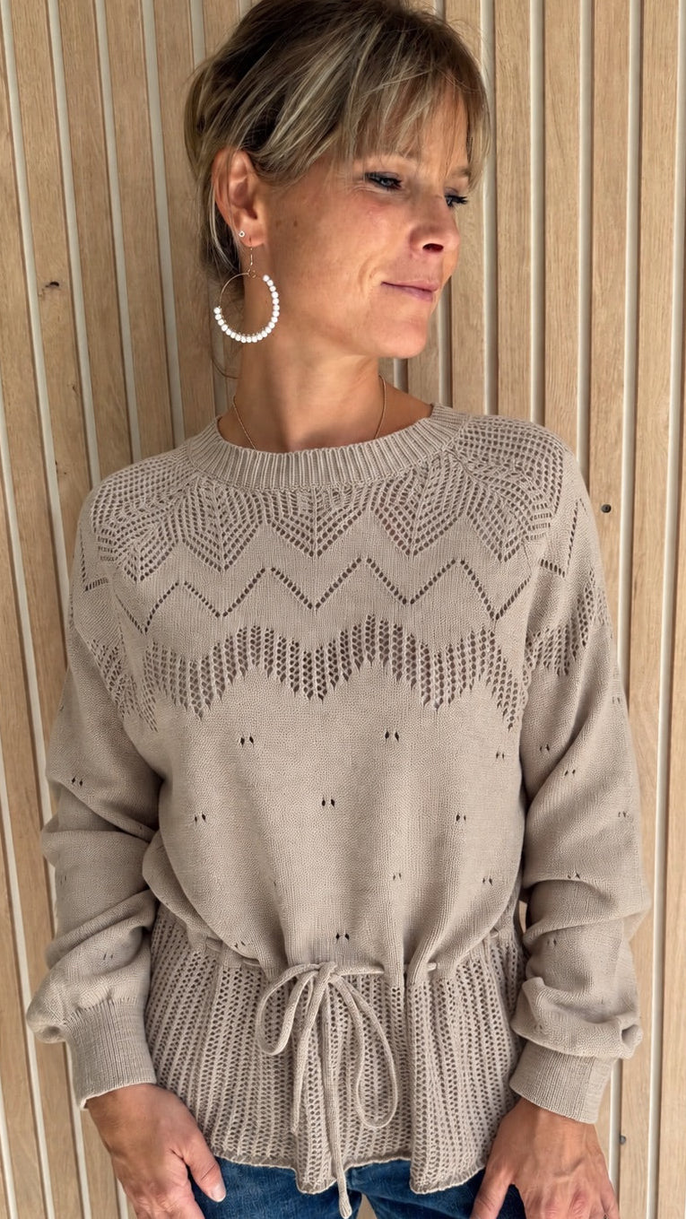 Pull taupe en maille ajourée
