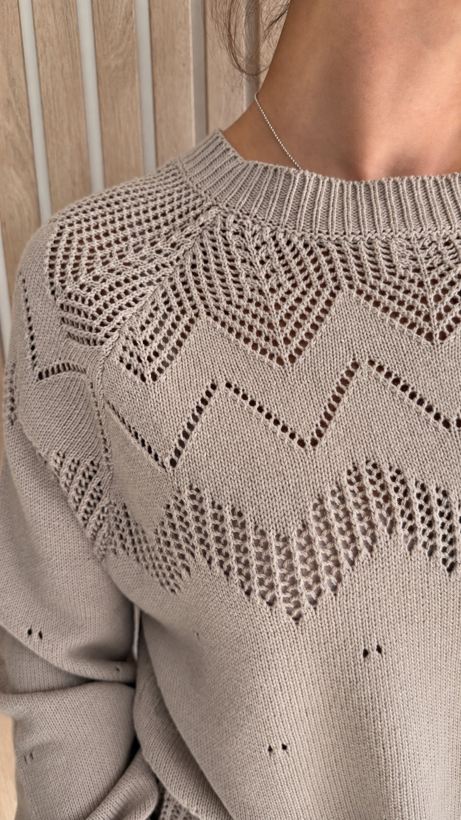 Pull taupe en maille ajourée
