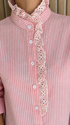 Chemise romantique rayée rose à broderie anglaise