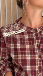 Chemise bohème bordeaux à carreaux et dentelle écrue