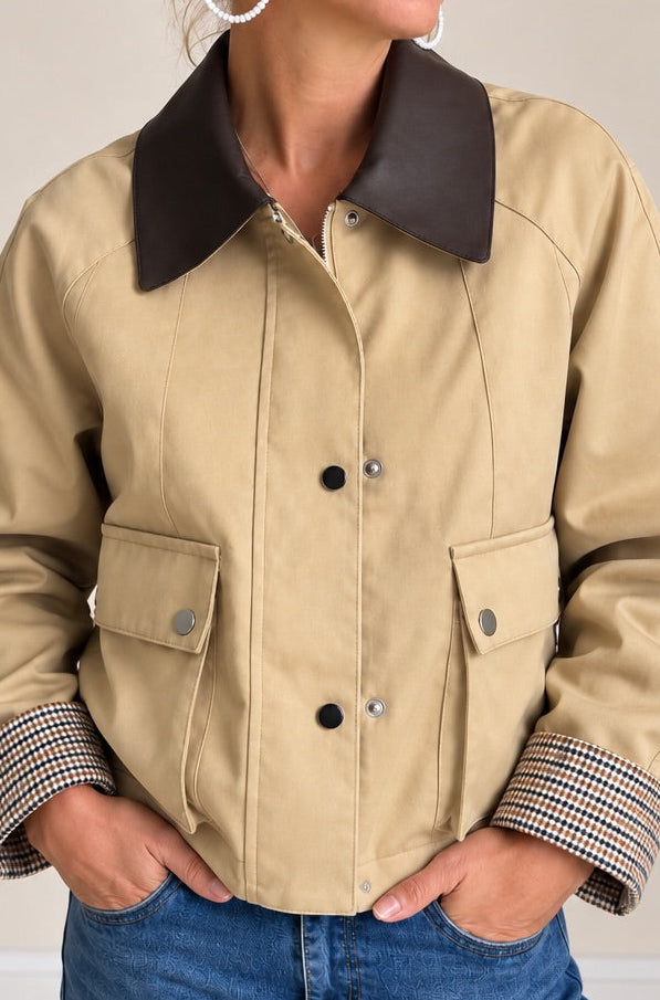 Bomber beige avec col chocolat et détails carreaux