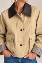 Bomber beige avec col chocolat et détails carreaux